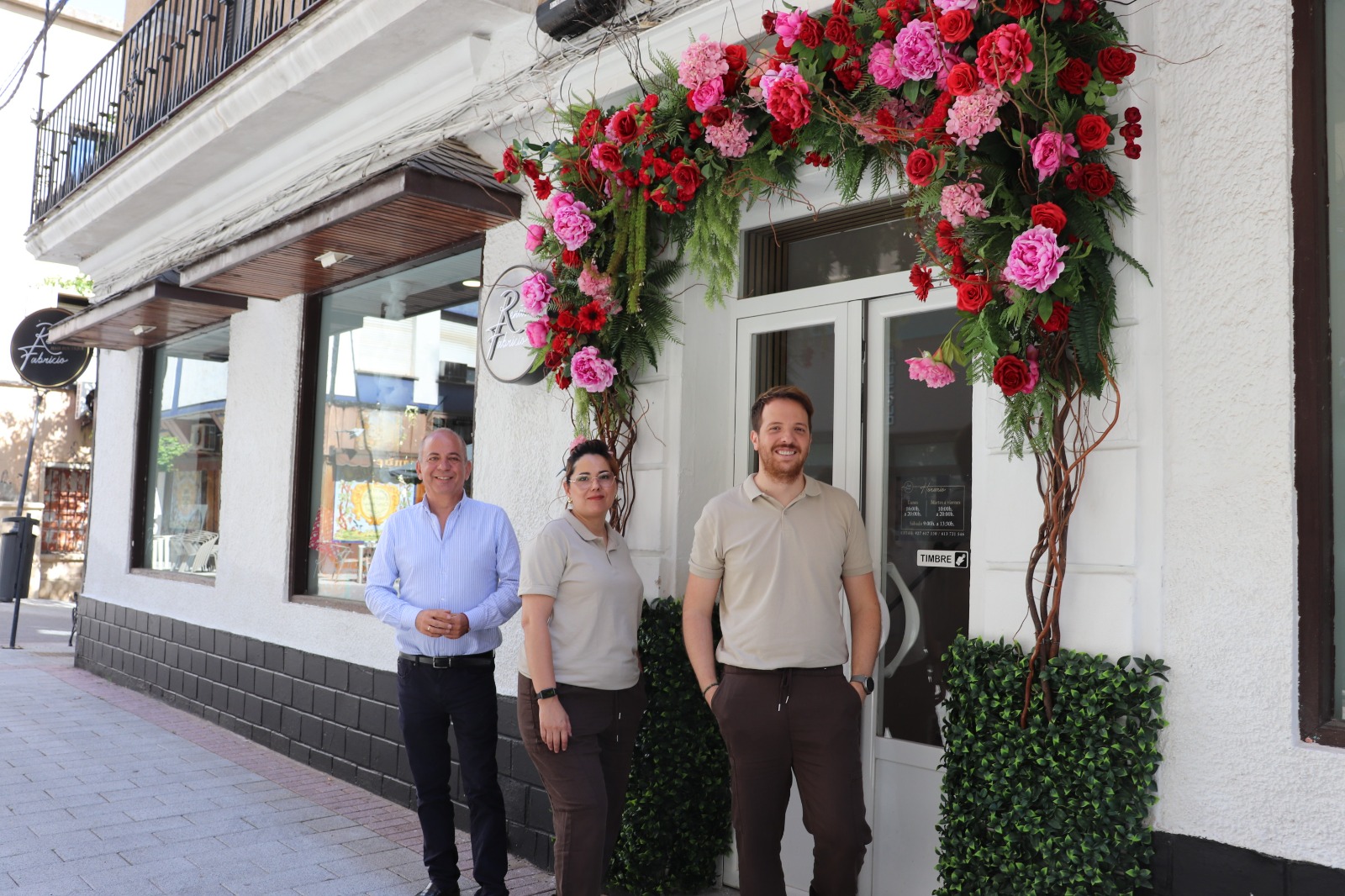 Personas Renato en la puesta de la peluquería 2